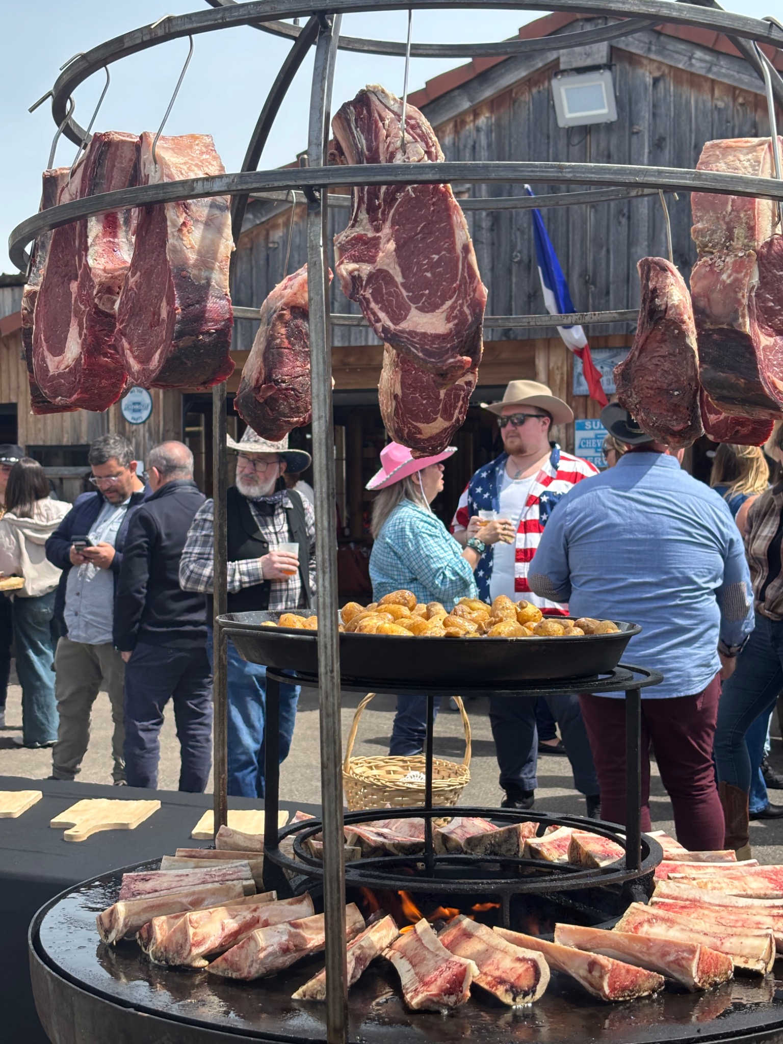 Pièces de viande en cuisson au brasero lors d’une prestation