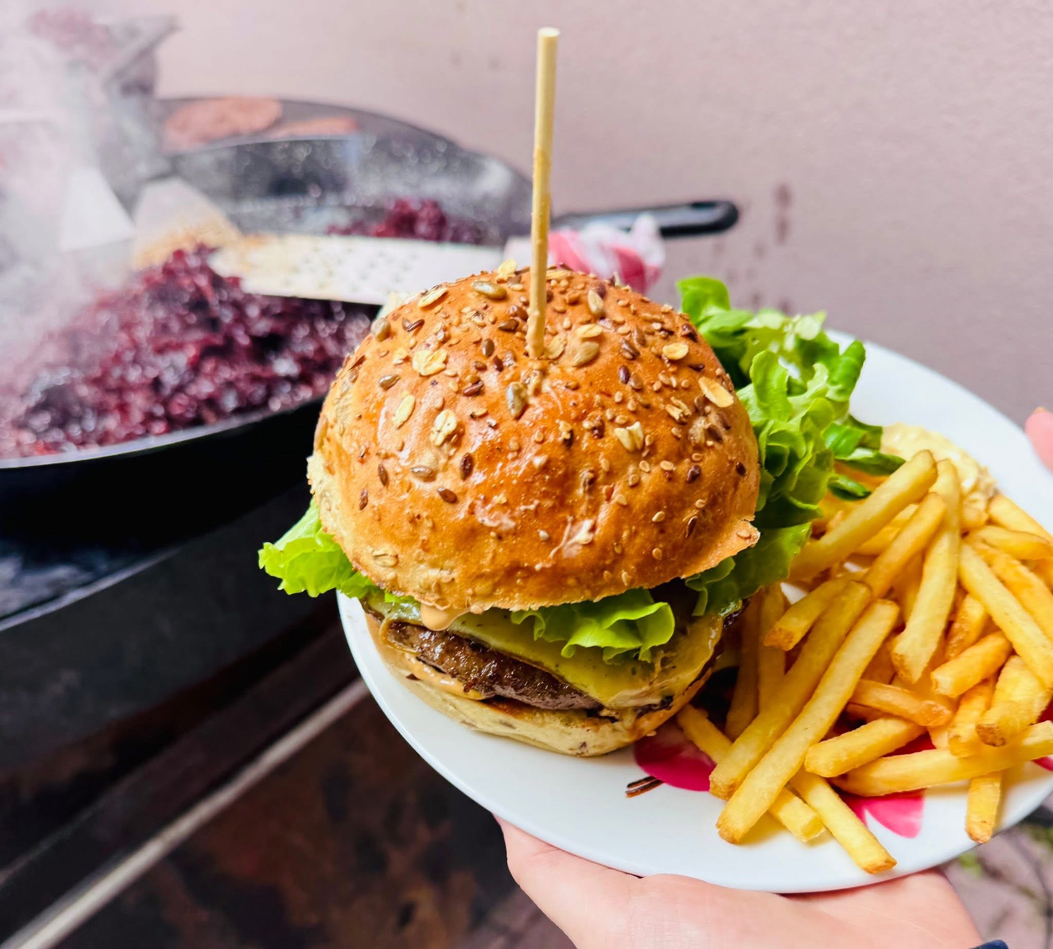 Burger maison et frites servis pendant une prestation